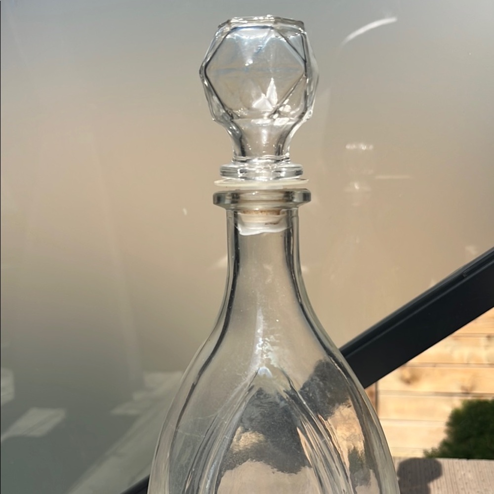 1960’s Elegant Clear Glass Decanter - Picture 4 of 6